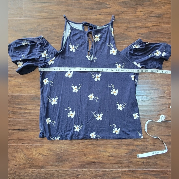 American Eagle Navy Floral Peek-a-Boo Short Sleeved Blouse Size Large - Picture 7 of 7